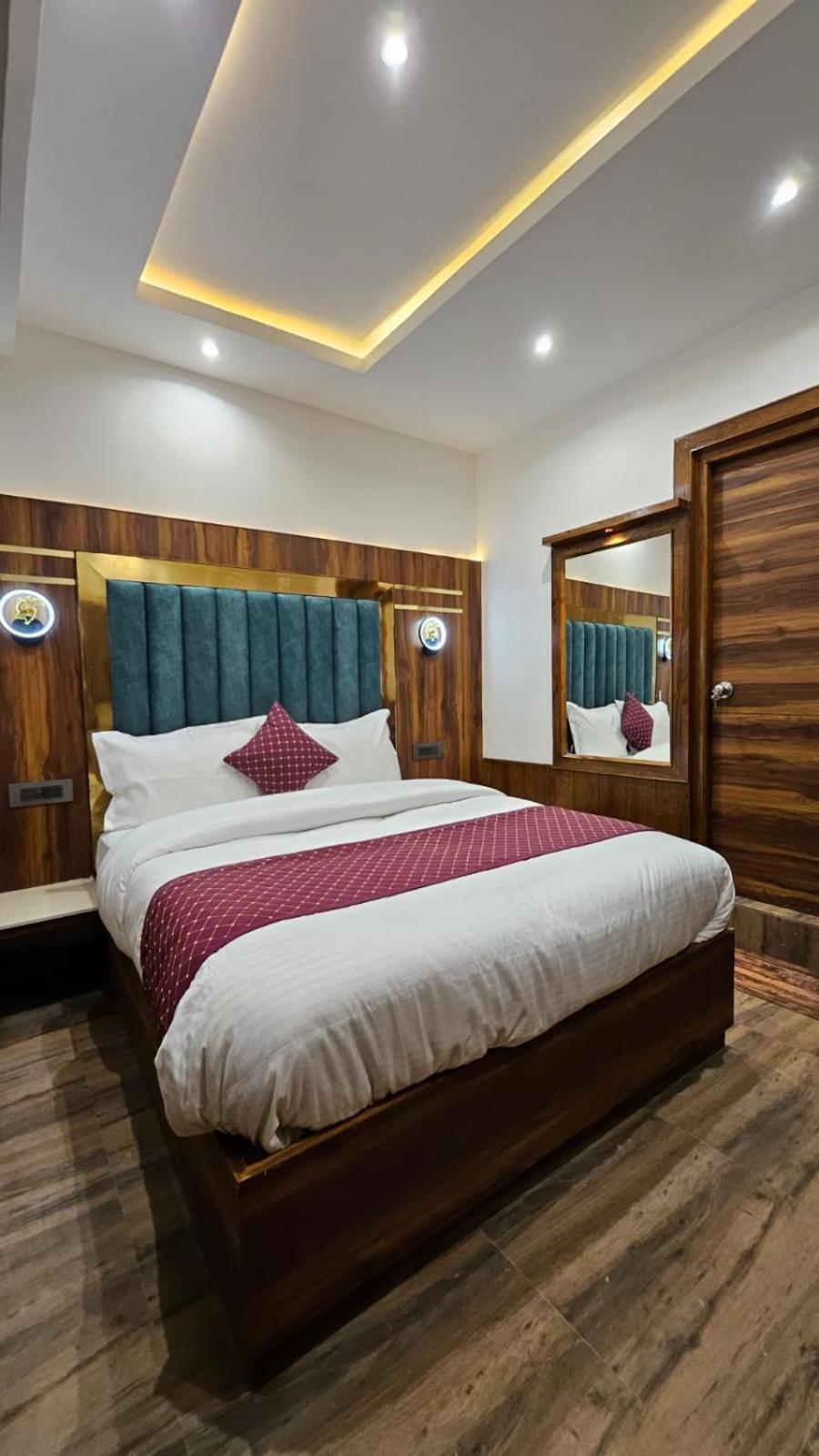 The Vista - Royale Near Mall Road Free Pickup From Railway Station 4*